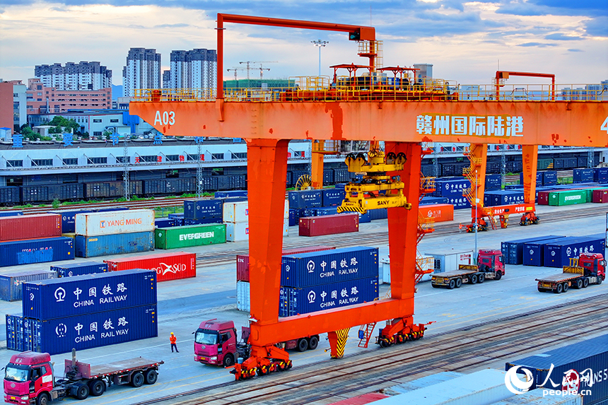 位于贛州市南康區龍嶺鎮的贛州國際陸港運輸作業繁忙，各類班列集裝箱裝卸有序進行。人民網 朱海鵬攝