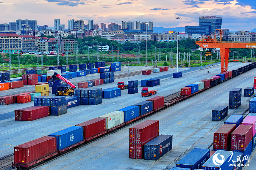 位于贛州市南康區龍嶺鎮的贛州國際陸港運輸作業繁忙，各類班列集裝箱裝卸有序進行。人民網 朱海鵬攝