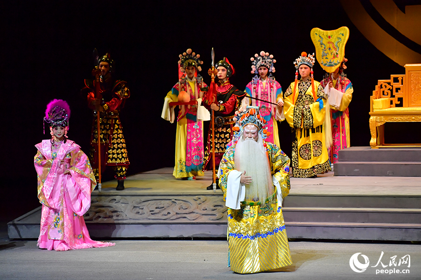 贛劇《李邇王》在南昌群星劇場精彩上演。圖為演出現場。人民網記者 時雨攝