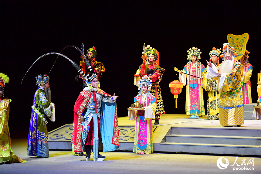 贛劇《李邇王》在南昌群星劇場精彩上演。圖為演出現場。人民網記者 時雨攝