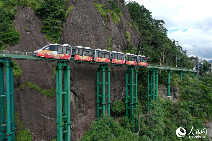 資溪縣大覺山景區，懸崖動車在綠山間穿行，游客們感受“云端飛馳”的刺激與震撼。人民網記者 時雨攝