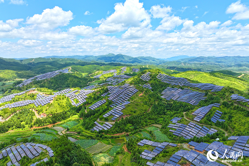 贛州市石城縣琴江鎮的一處光伏發電基地，鱗次櫛比的太陽能光伏板與青山綠樹、村莊田園相映襯，大地如同披上藍色“外衣”。人民網 朱海鵬攝
