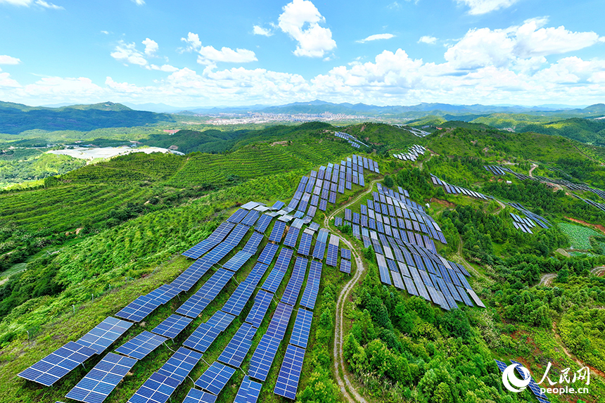 贛州市石城縣琴江鎮的一處光伏發電基地，鱗次櫛比的太陽能光伏板與青山綠樹、村莊田園相映襯，大地如同披上藍色“外衣”。人民網 朱海鵬攝