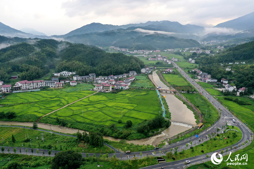 靖安縣中源鄉云霧繚繞，青翠的山林、層疊的田園與山間的民宿構成一幅水墨畫卷。人民網記者 時雨攝