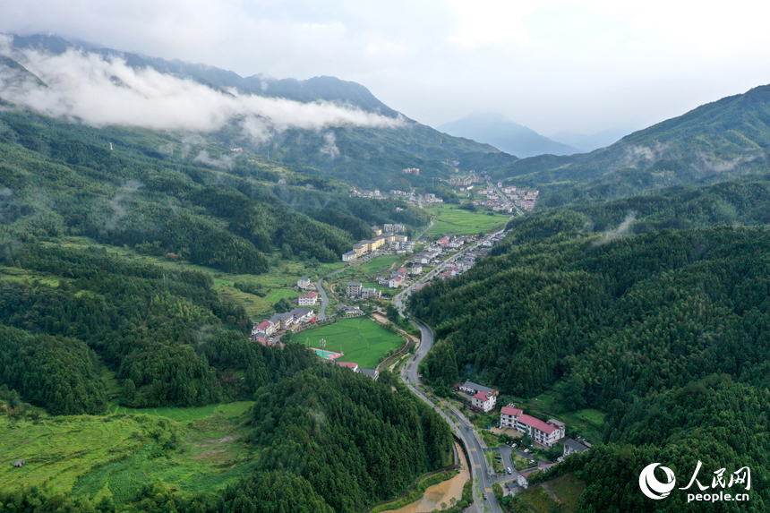 靖安縣中源鄉云霧繚繞，青翠的山林、層疊的田園與山間的民宿構成一幅水墨畫卷。人民網記者 時雨攝