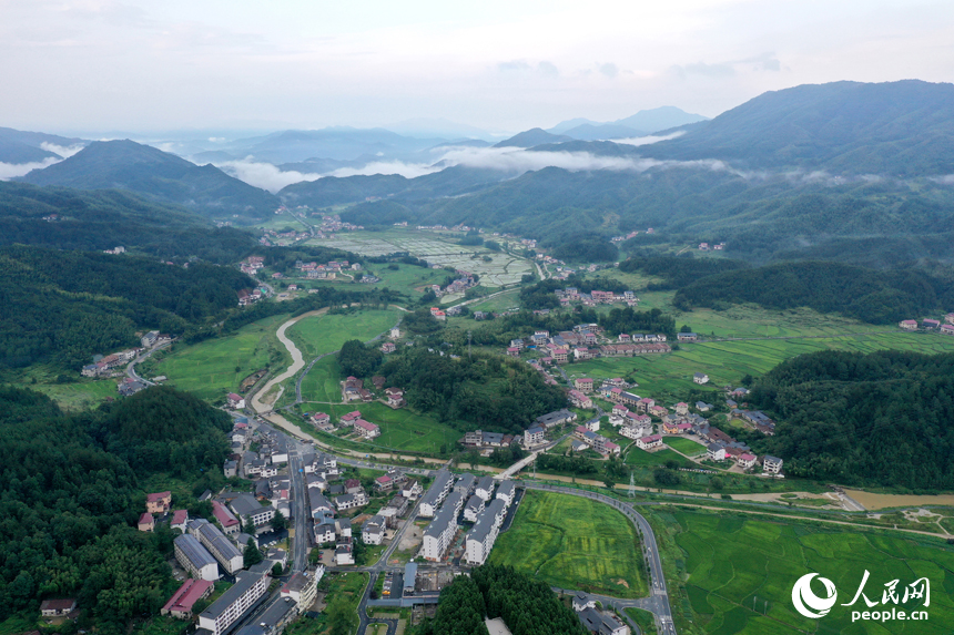 靖安縣中源鄉云霧繚繞，青翠的山林、層疊的田園與山間的民宿構成一幅水墨畫卷。人民網記者 時雨攝