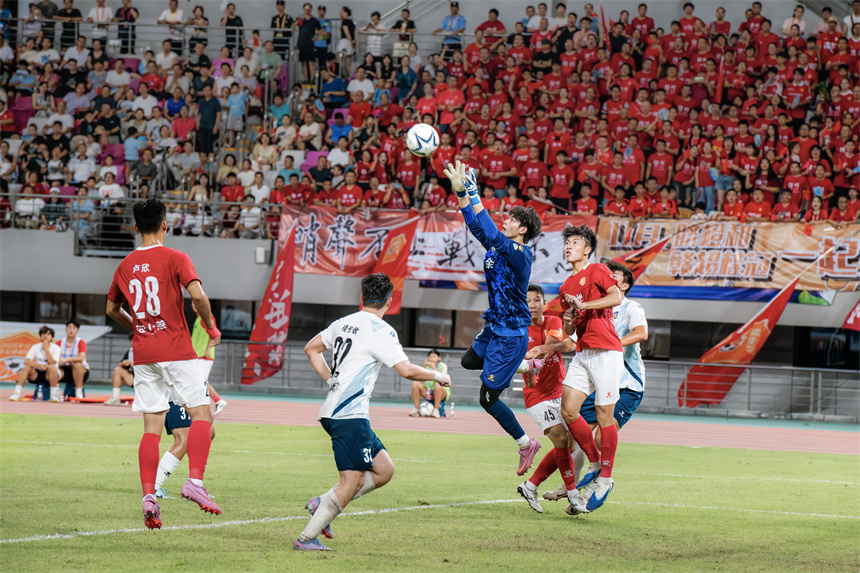贛州隊主場迎戰新余隊，球員在場上激烈拼搶。邱新生攝