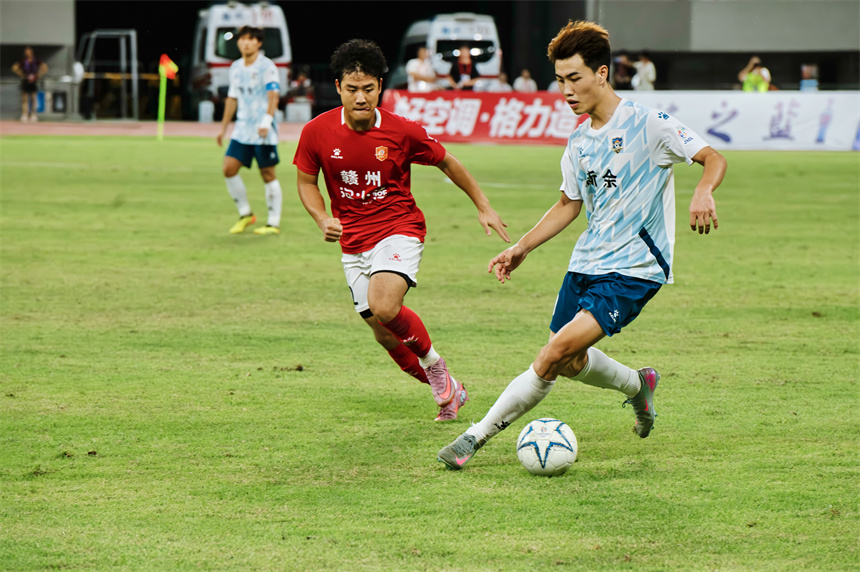 贛州隊主場迎戰新余隊，球員在場上激烈拼搶。邱新生攝