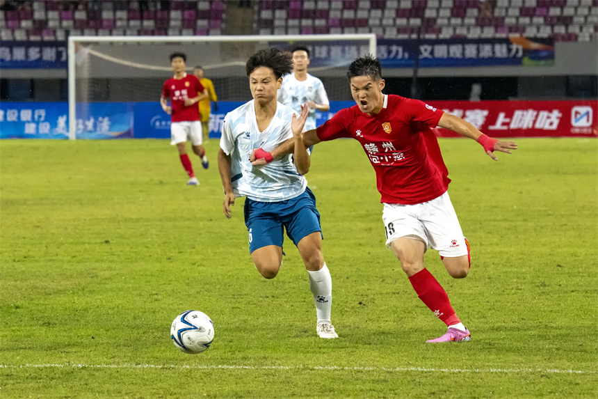 贛州隊主場迎戰新余隊，球員在場上激烈拼搶。邱新生攝