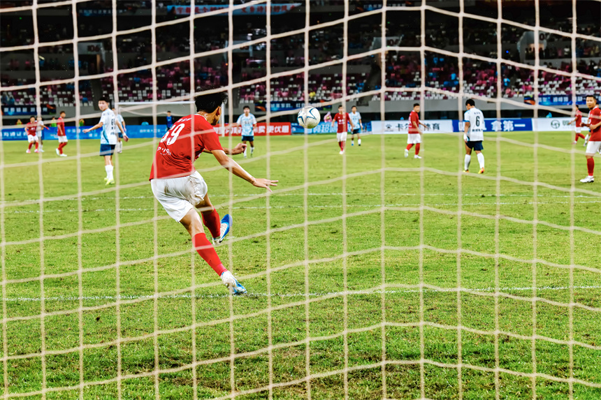 贛州隊主場迎戰新余隊，球員在場上激烈拼搶。邱新生攝