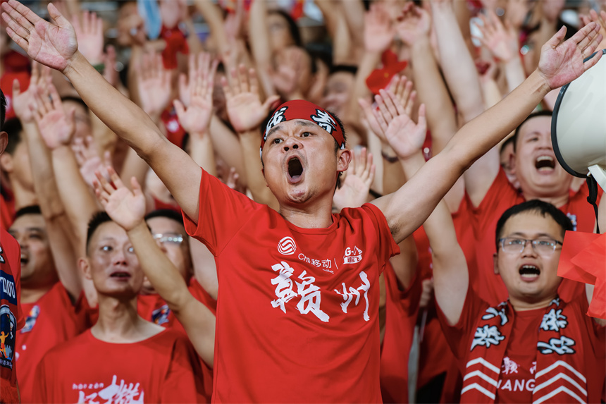 在觀眾席的贛州隊球迷為球隊吶喊助威。邱新生攝