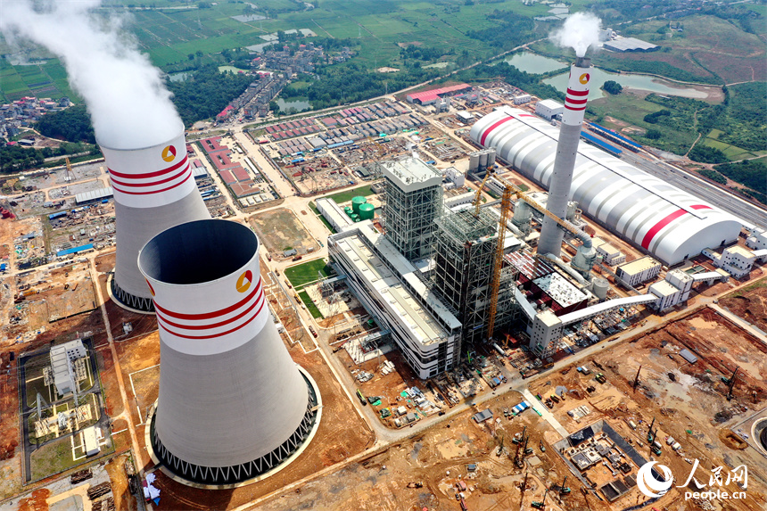 江西贛能上高發電有限公司2×1000MW清潔煤電項目的1號機組正在運轉，該機組已并網成功，具備發電能力。人民網記者 時雨攝