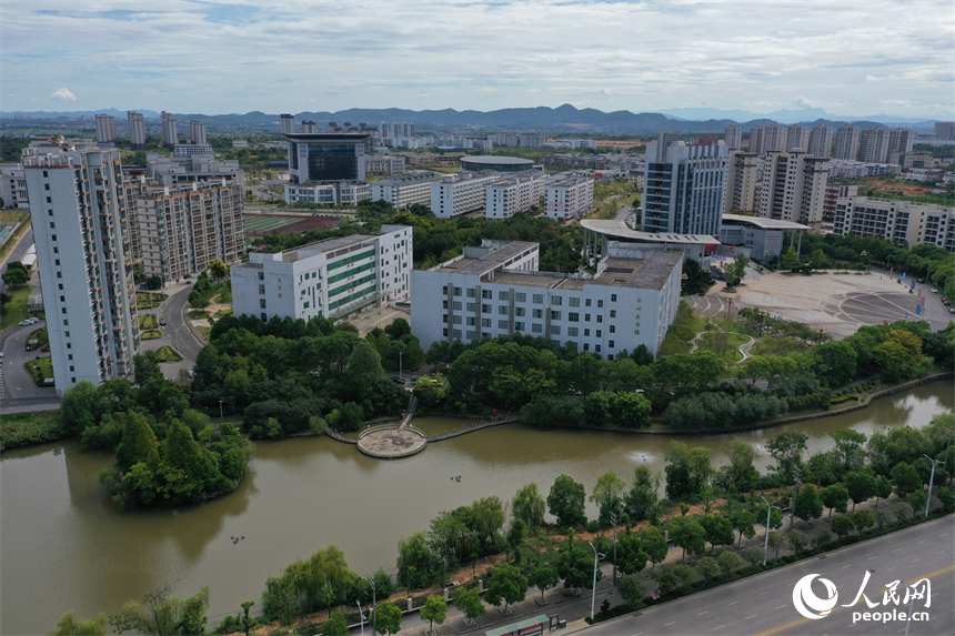 航拍鏡頭下的撫州醫藥學院校園。人民網記者 時雨攝