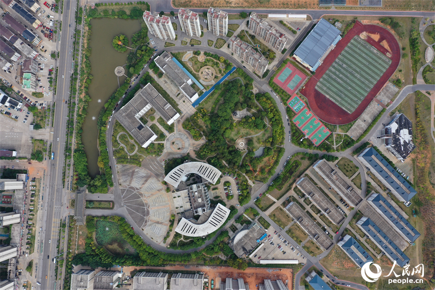 航拍鏡頭下的撫州醫藥學院校園。人民網記者 時雨攝