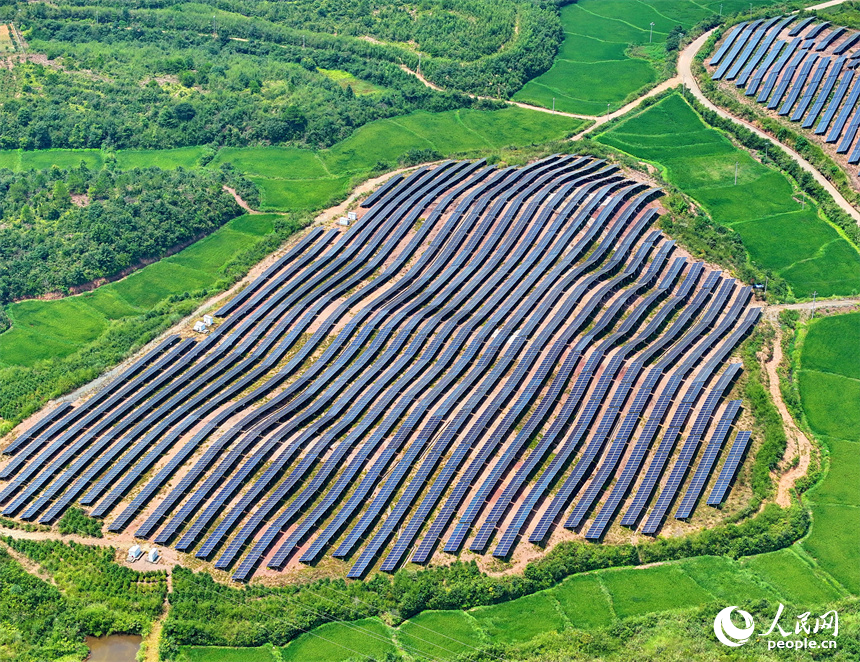 德興市香屯街道蘭村村20MW集中式光伏電站，荒山坡上的一排排光伏發電板熠熠生輝，源源不斷地輸出綠色電能。人民網 朱海鵬攝