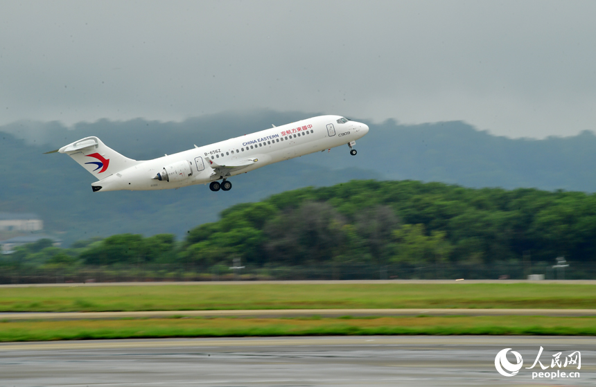 C909飛機從南昌昌北國際機場起飛直抵澳門。人民網記者 時雨攝