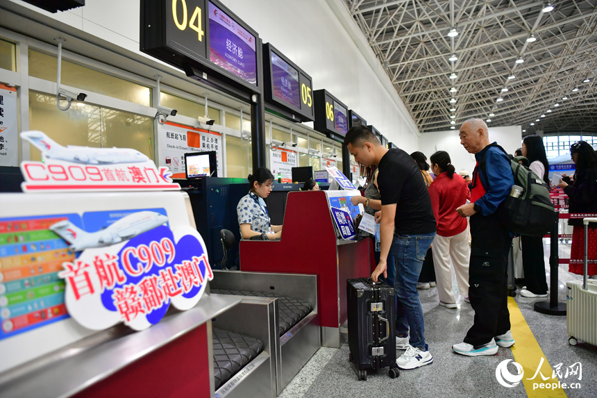 南昌昌北國際機場T1航站樓內，旅客正在辦理登機手續。人民網記者 時雨攝