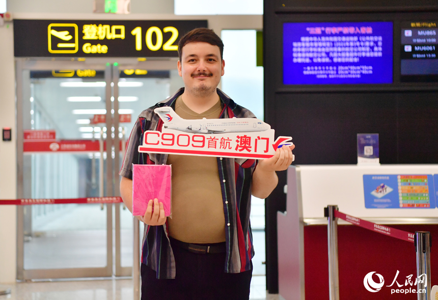 南昌昌北國際機場T1航站樓內，來自法國的游客在登機口拍照留念。人民網記者 時雨攝