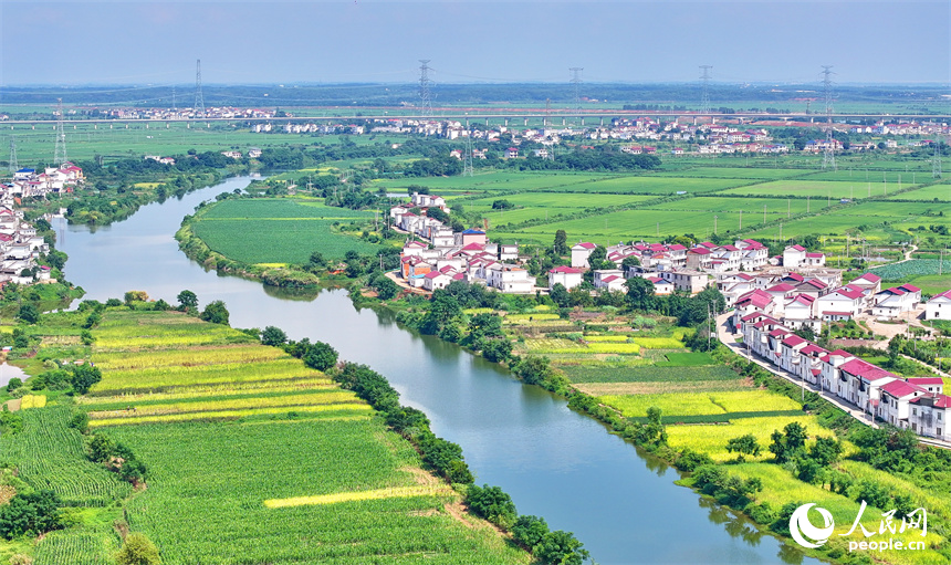 九江市永修縣三角鄉紅旗村，蜿蜒的河流與田園、農房相映成景，如同一幅秋日鄉村畫卷映入眼簾。人民網 朱海鵬攝