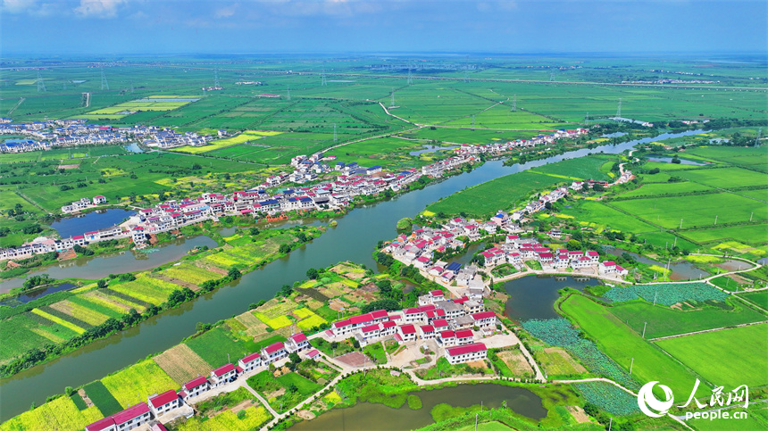九江市永修縣三角鄉紅旗村，蜿蜒的河流與田園、農房相映成景，如同一幅秋日鄉村畫卷映入眼簾。人民網 朱海鵬攝