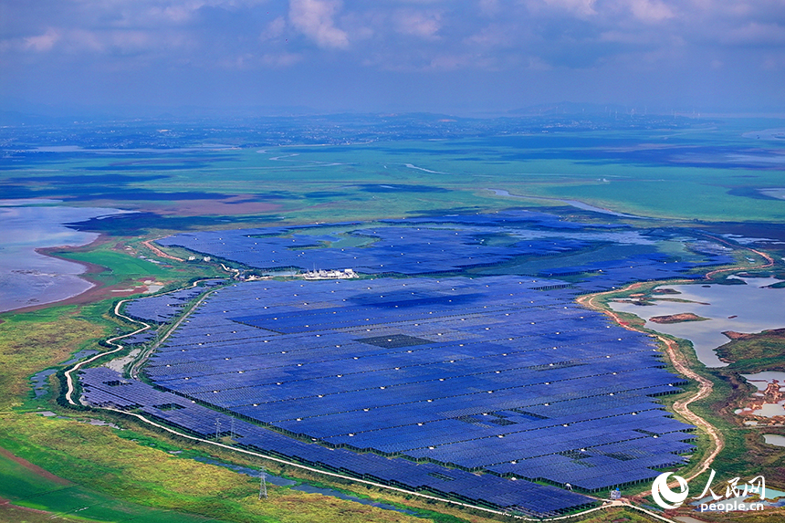 共青城市江益鎮帥家村，連片的藍色光伏發電板整齊排列、蔚為壯觀，與農田、湖泊等構成一幅色彩斑斕的田園畫卷。人民網 朱海鵬攝