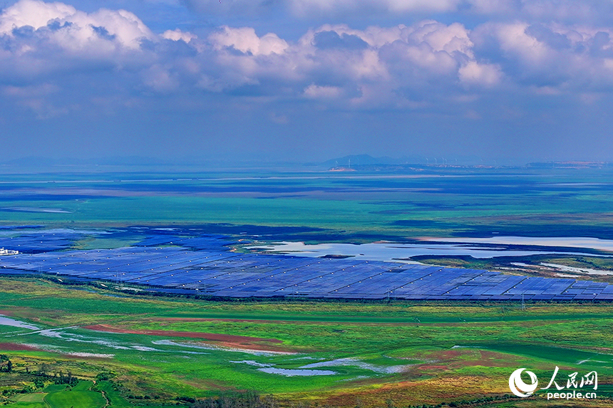 共青城市江益鎮帥家村，連片的藍色光伏發電板整齊排列、蔚為壯觀，與農田、湖泊等構成一幅色彩斑斕的田園畫卷。人民網 朱海鵬攝