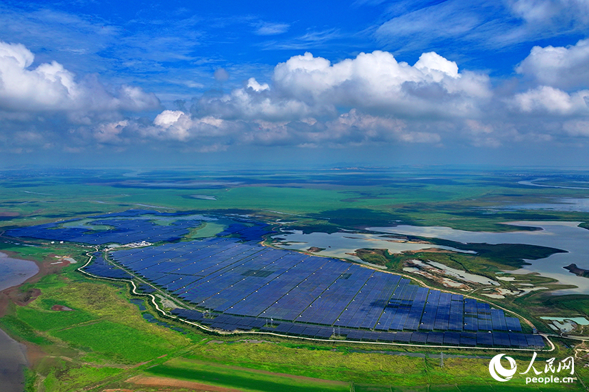 共青城市江益鎮帥家村，連片的藍色光伏發電板整齊排列、蔚為壯觀，與農田、湖泊等構成一幅色彩斑斕的田園畫卷。人民網 朱海鵬攝