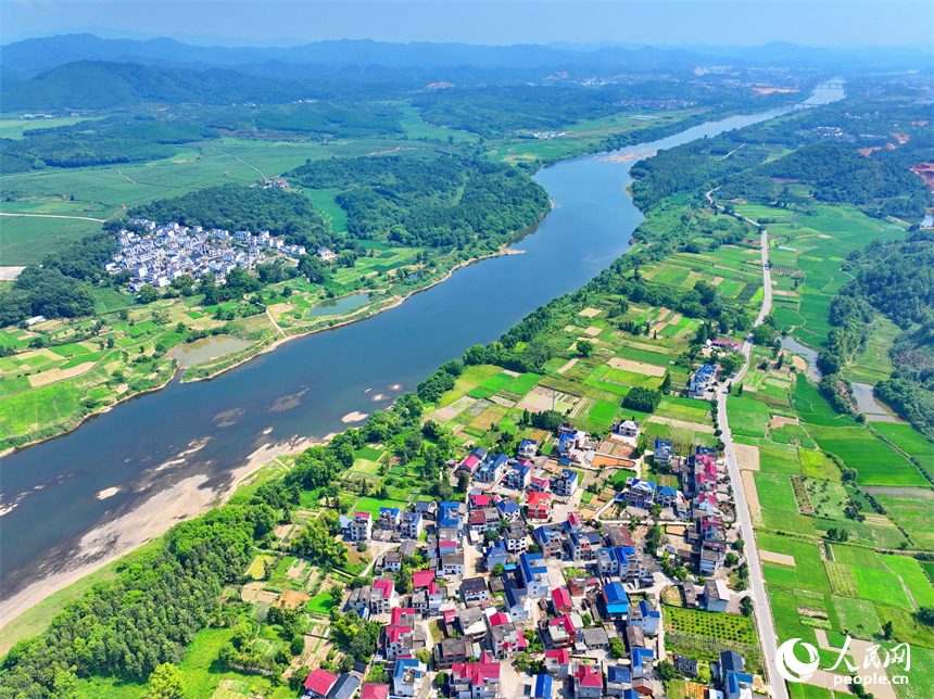 德興市香屯街道柏垣村，鱗次櫛比的房屋與蜿蜒的樂安江相映成景，構成一幅河暢、水清、岸綠的和美鄉村畫卷。人民網 朱海鵬攝