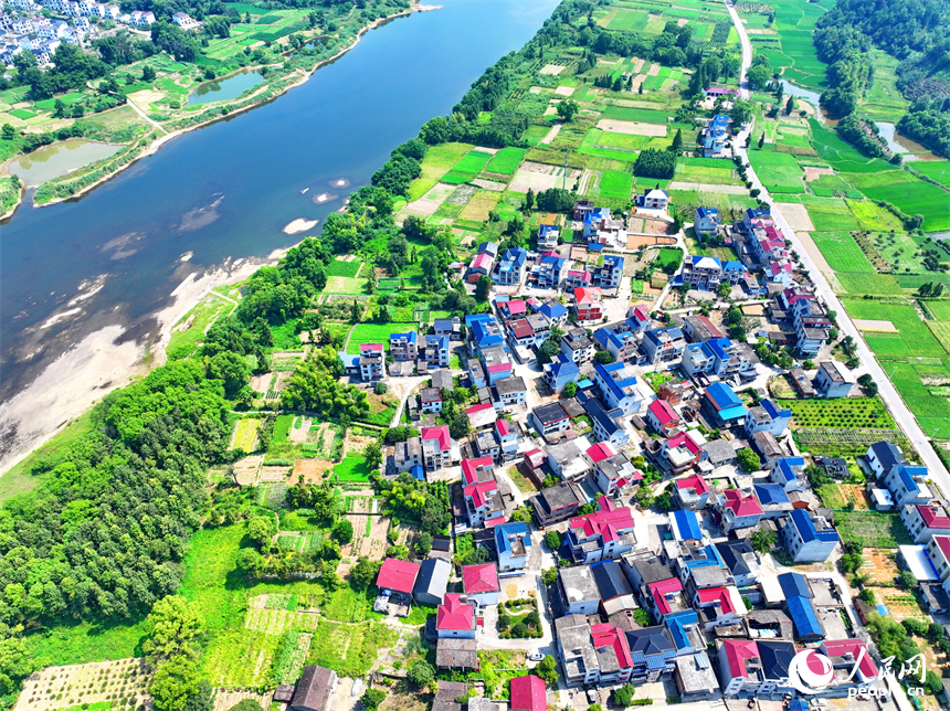 德興市香屯街道柏垣村，鱗次櫛比的房屋與蜿蜒的樂安江相映成景，構成一幅河暢、水清、岸綠的和美鄉村畫卷。人民網 朱海鵬攝