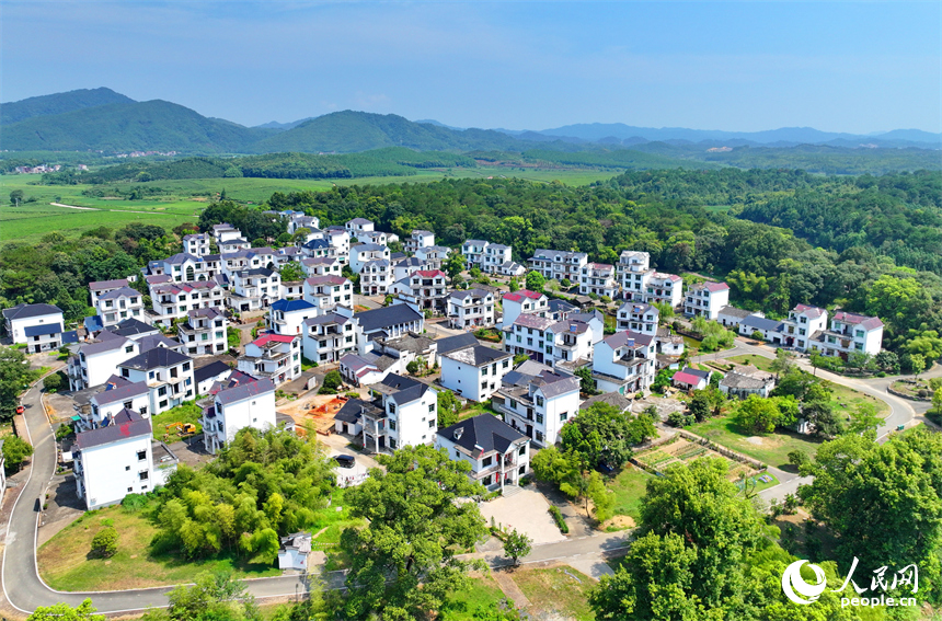 德興市香屯街道柏垣村，鱗次櫛比的房屋與蜿蜒的樂安江相映成景，構成一幅河暢、水清、岸綠的和美鄉村畫卷。人民網 朱海鵬攝