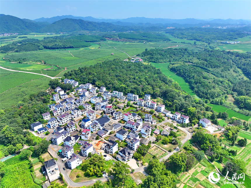 德興市香屯街道柏垣村，鱗次櫛比的房屋與蜿蜒的樂安江相映成景，構成一幅河暢、水清、岸綠的和美鄉村畫卷。人民網 朱海鵬攝