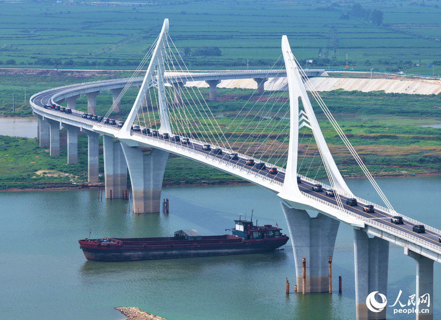 從空中俯瞰鐵河大橋，如一只凌波展翅的白鶴躍然于贛江之上。人民網記者 毛思遠攝