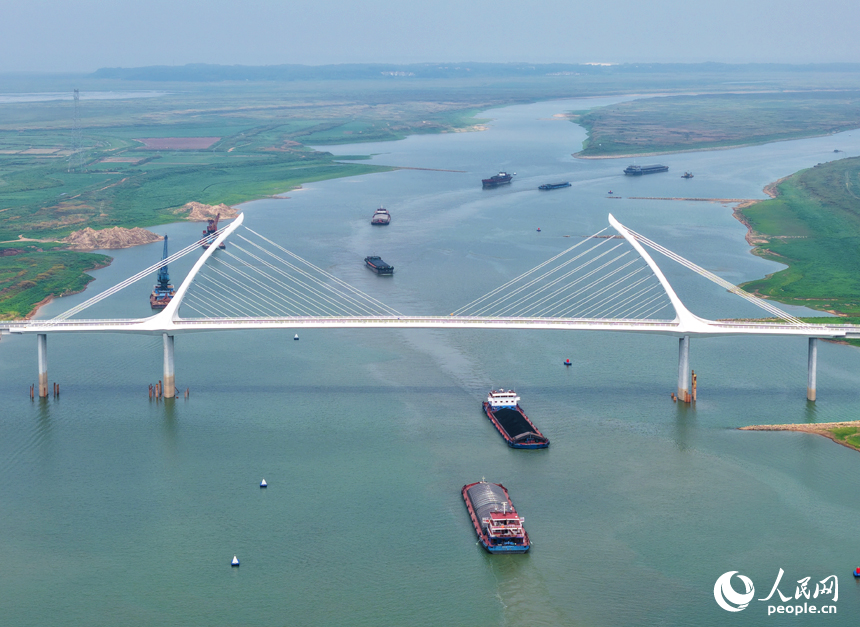 從空中俯瞰鐵河大橋，如一只凌波展翅的白鶴躍然于贛江之上。人民網記者 毛思遠攝