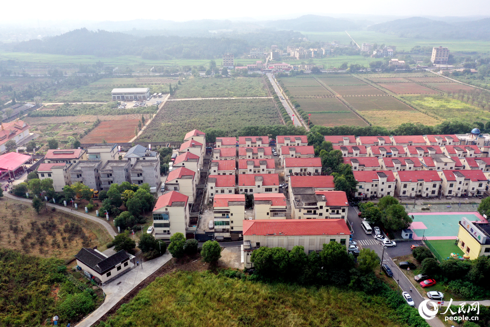 航拍鏡頭下江西上高縣敖山鎮歸僑少數民族聚居村洋林村風景秀美。人民網記者 時雨攝