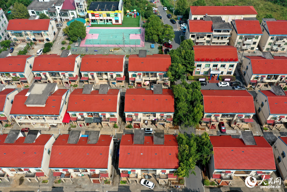 航拍鏡頭下江西上高縣敖山鎮歸僑少數民族聚居村洋林村風景秀美。人民網記者 時雨攝