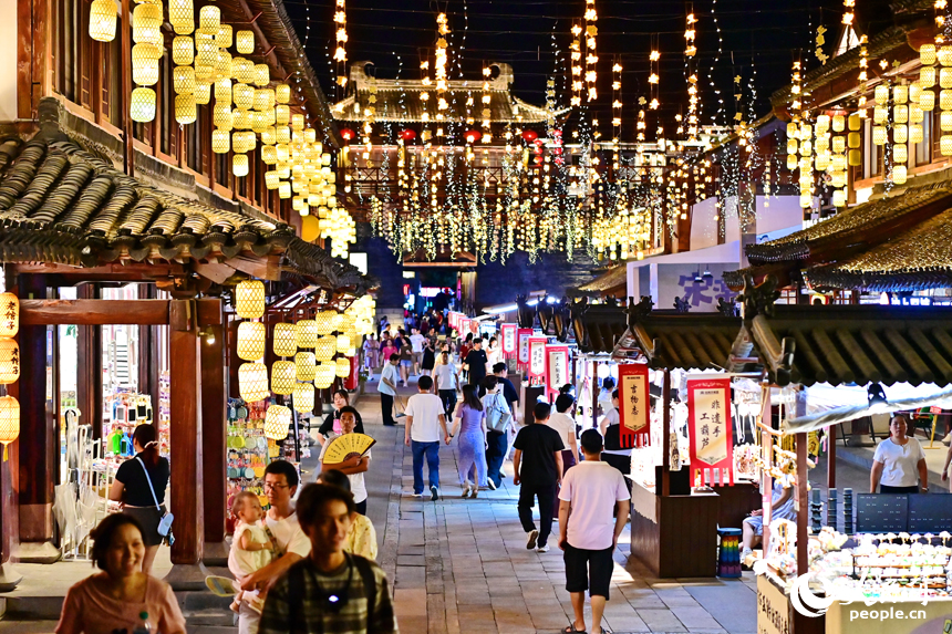 贛州市章貢區江南宋城歷史文化街區，燈光璀璨，游人如織。人民網 朱海鵬攝