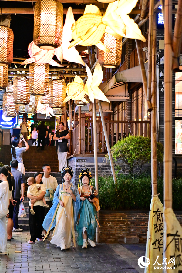 贛州市章貢區江南宋城歷史文化街區，燈光璀璨，游人如織。人民網 朱海鵬攝
