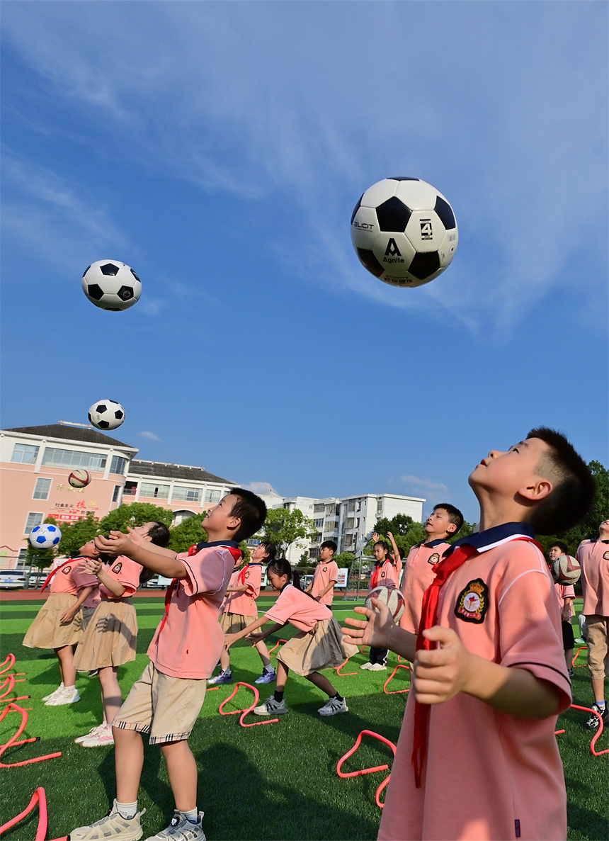 操場上，學生們在參加足球活動。鄧龍華攝