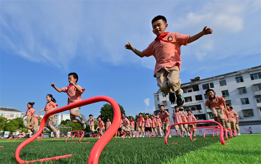 操場上，學生們在參加跨越障礙欄活動。鄧龍華攝