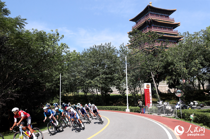 第十三屆環鄱陽湖國際自行車大賽永修站16日在永修縣吳城鎮啟航，圖為選手們在賽道競速。人民網記者 時雨攝