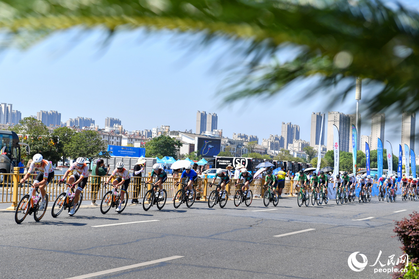 第十三屆環鄱陽湖國際自行車大賽永修站16日在永修縣吳城鎮啟航，圖為選手們在賽道競速。人民網記者 時雨攝