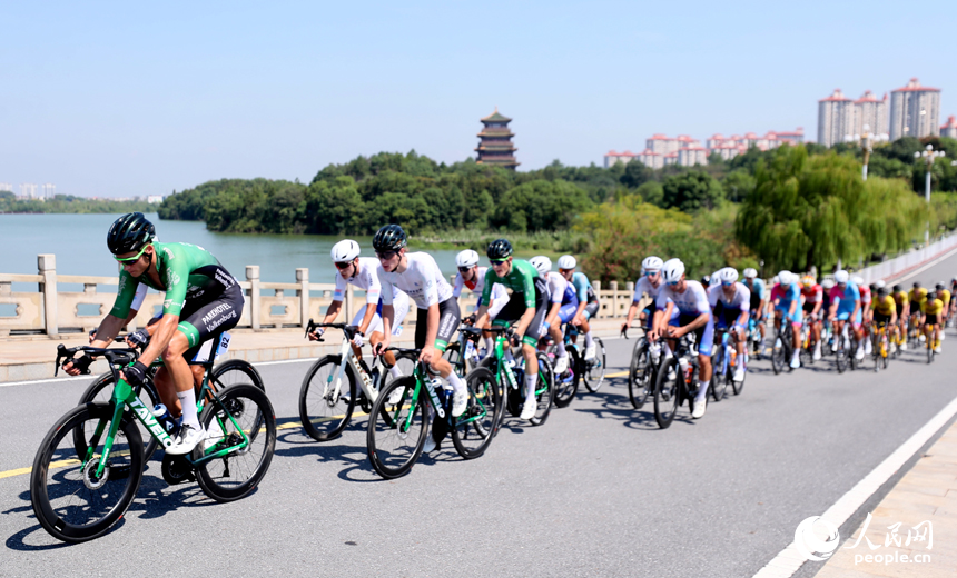 第十三屆環鄱陽湖國際自行車大賽永修站16日在永修縣吳城鎮啟航，圖為選手們在賽道競速。人民網記者 時雨攝