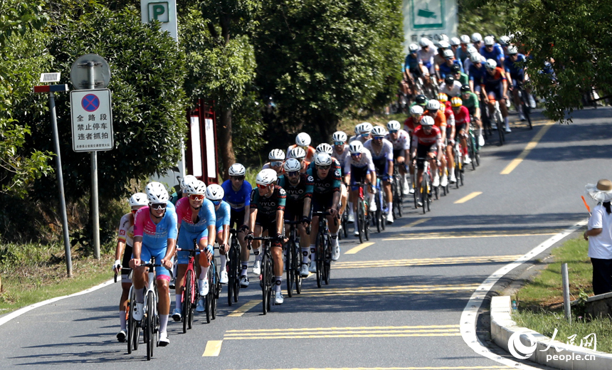 第十三屆環鄱陽湖國際自行車大賽永修站16日在永修縣吳城鎮啟航，圖為選手們在賽道競速。人民網記者 時雨攝
