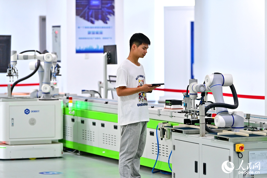 技術員在進行智能制造系統測算和模型訓練。人民網 朱海鵬攝