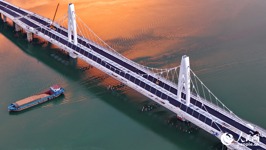 吉安市泰和縣澄江大橋建設工地，工人在進行橋梁建設收尾施工。人民網 朱海鵬攝