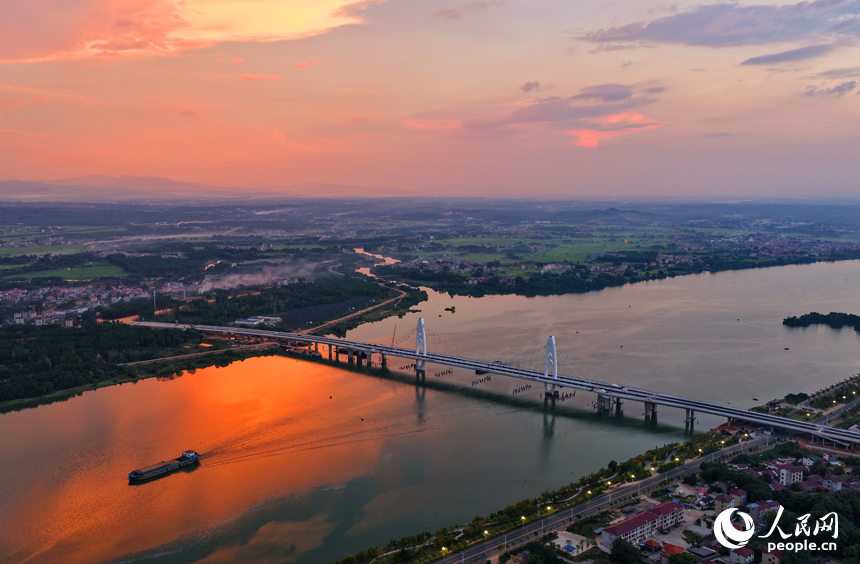 吉安市泰和縣澄江大橋建設工地，工人在進行橋梁建設收尾施工。人民網 朱海鵬攝