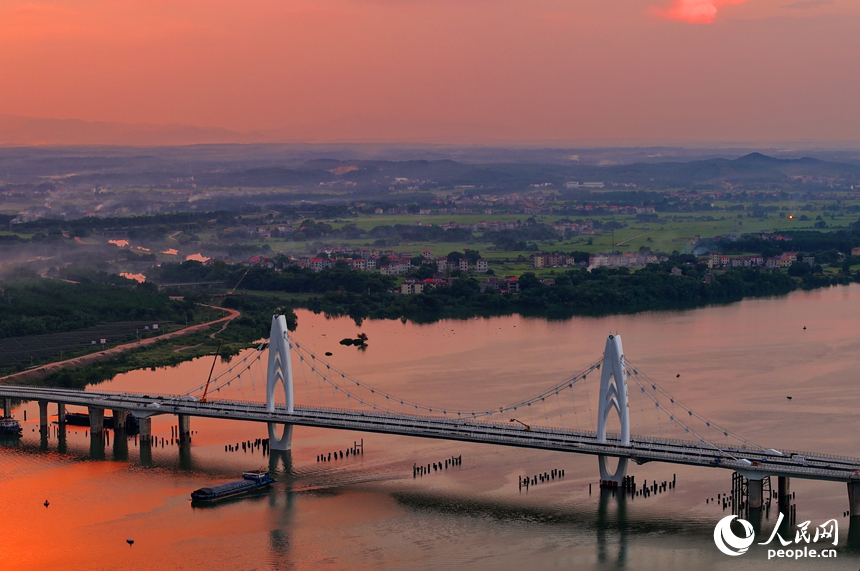 吉安市泰和縣澄江大橋建設工地，工人在進行橋梁建設收尾施工。人民網 朱海鵬攝