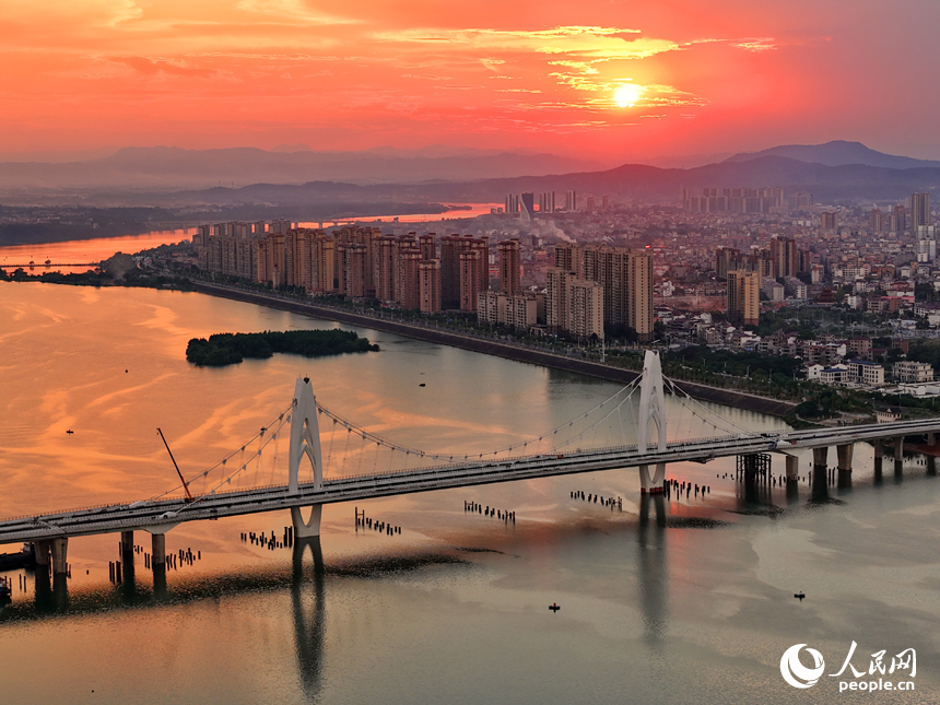 吉安市泰和縣澄江大橋建設工地，工人在進行橋梁建設收尾施工。人民網 朱海鵬攝