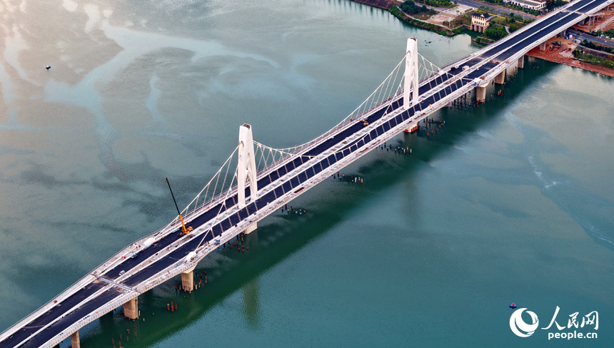 吉安市泰和縣澄江大橋建設工地，工人在進行橋梁建設收尾施工。人民網 朱海鵬攝