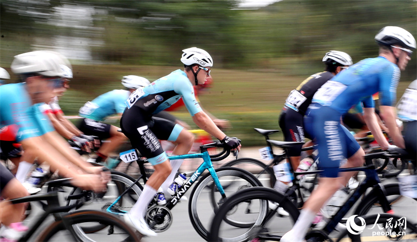 選手們騎行比賽中。人民網記者 時雨攝